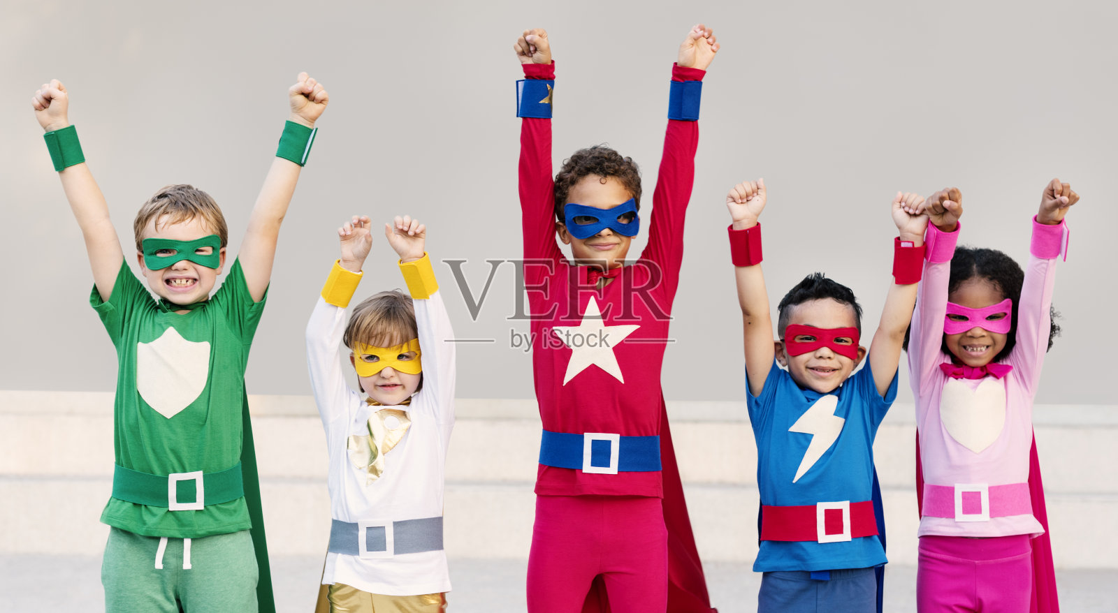 超级英雄，表达积极概念的快乐孩子照片摄影图片