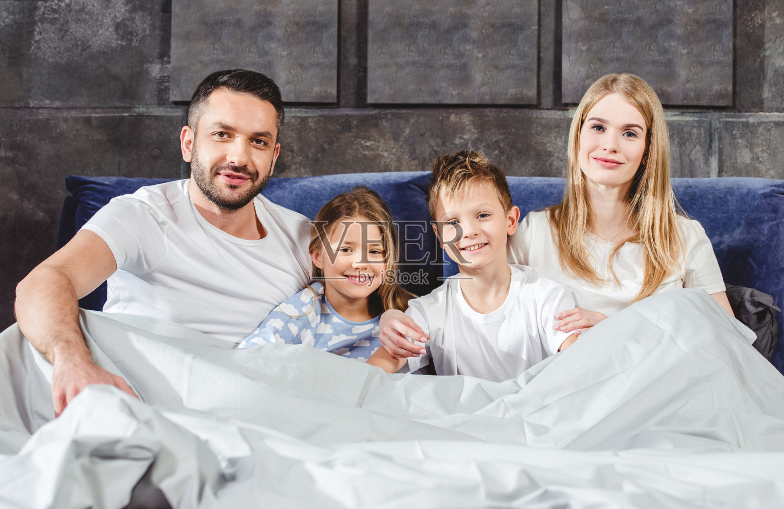 床上的幸福家庭照片摄影图片