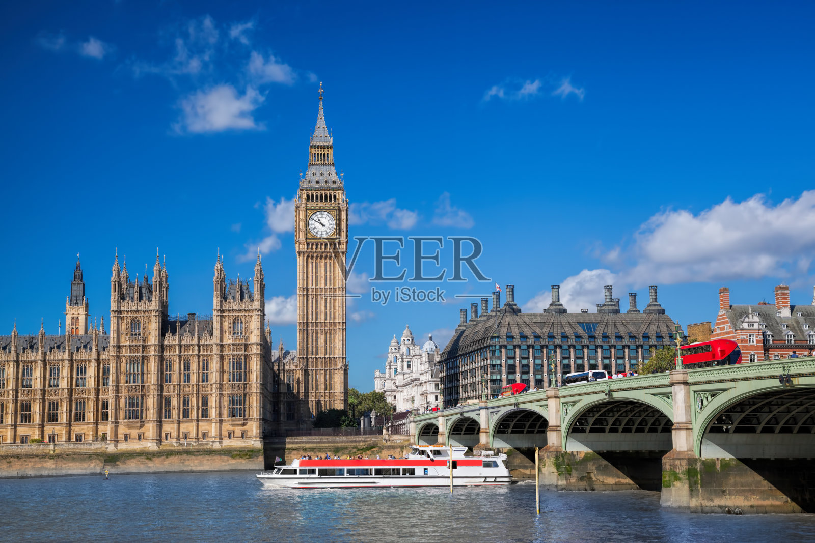 英国伦敦的大本钟和带有船的国会大厦照片摄影图片