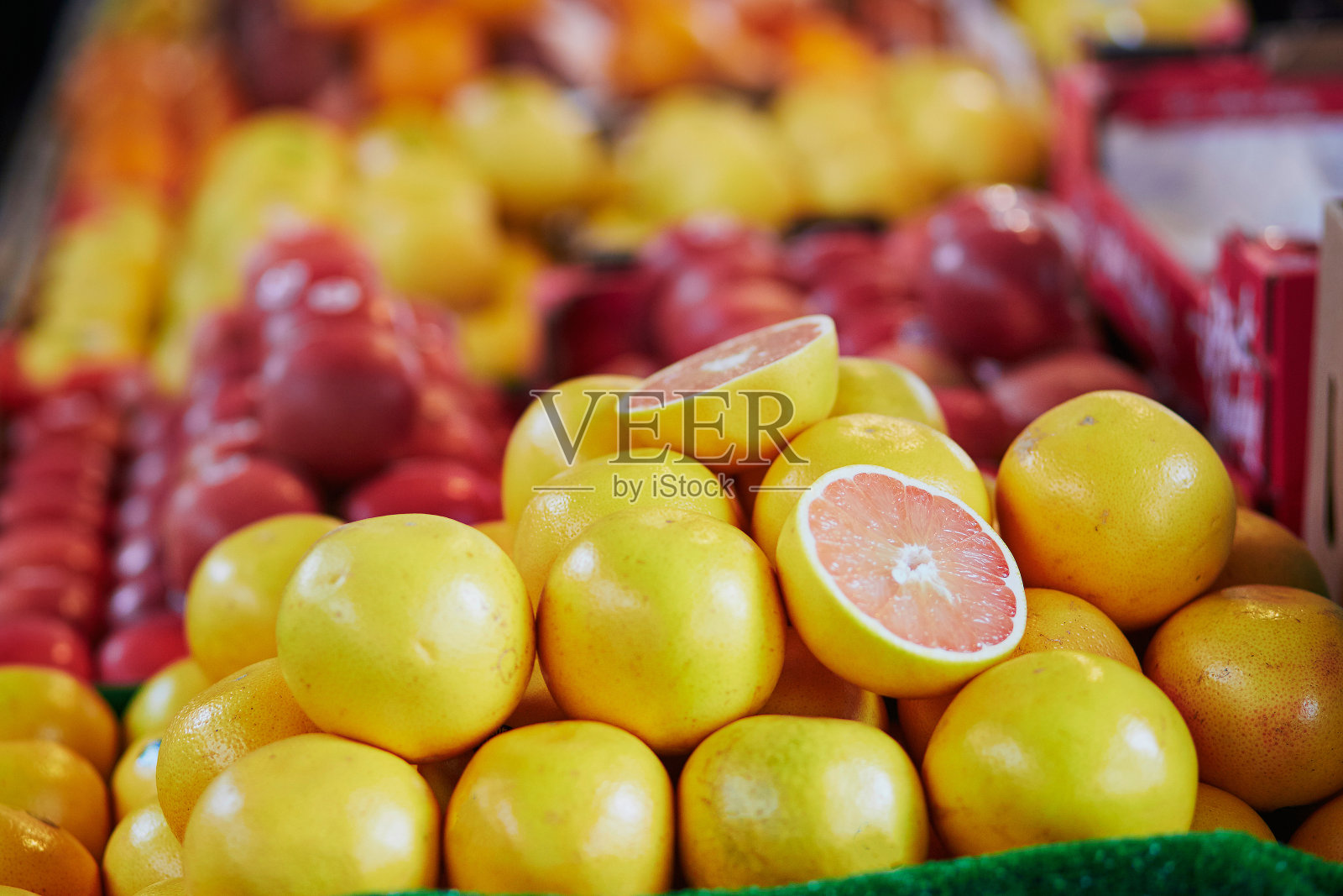 新鲜的有机葡萄在农贸市场照片摄影图片