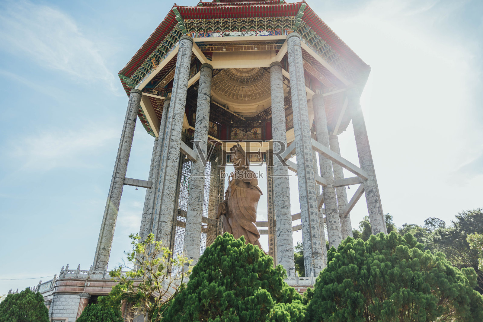 九十九英尺(三十米)高的青铜观音像上的八角形亭子，位于乔治城的克乐寺。游马来西亚。照片摄影图片