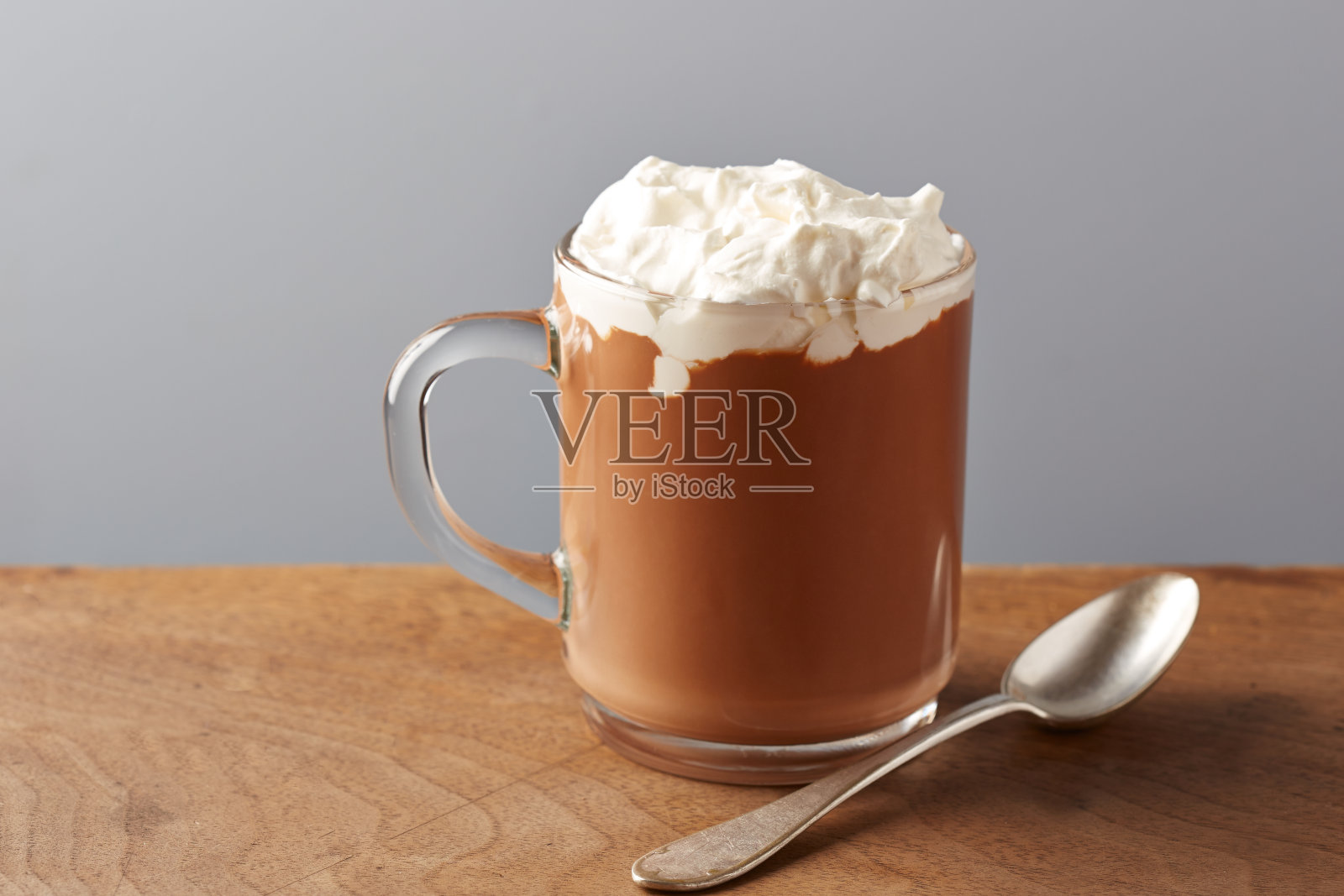 一杯热巧克力加鲜奶油照片摄影图片