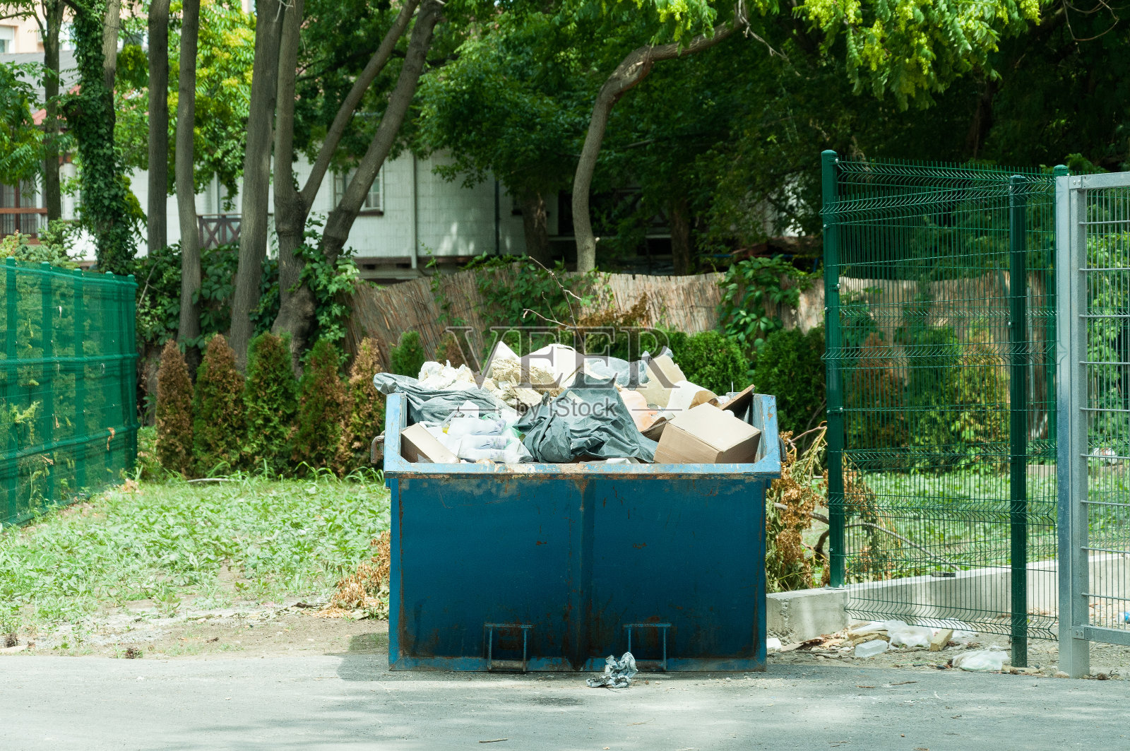 街上的大垃圾箱里装满了垃圾。城市垃圾。照片摄影图片