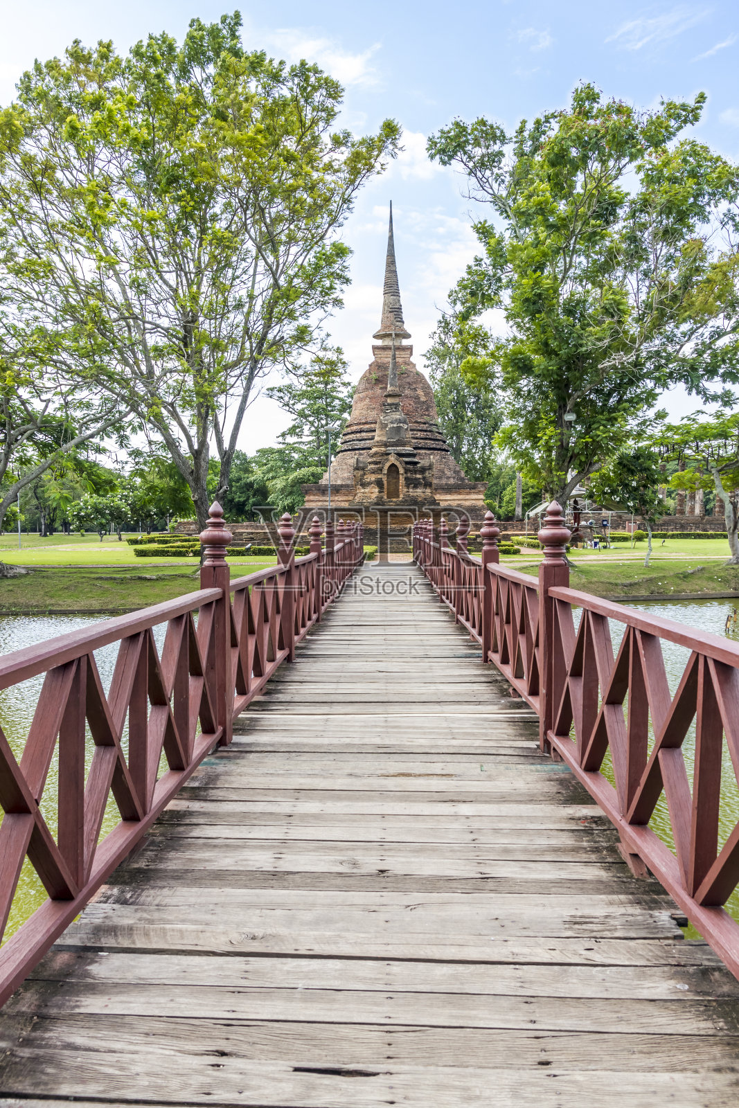 古塔:泰国素可泰历史公园的萨西寺照片摄影图片