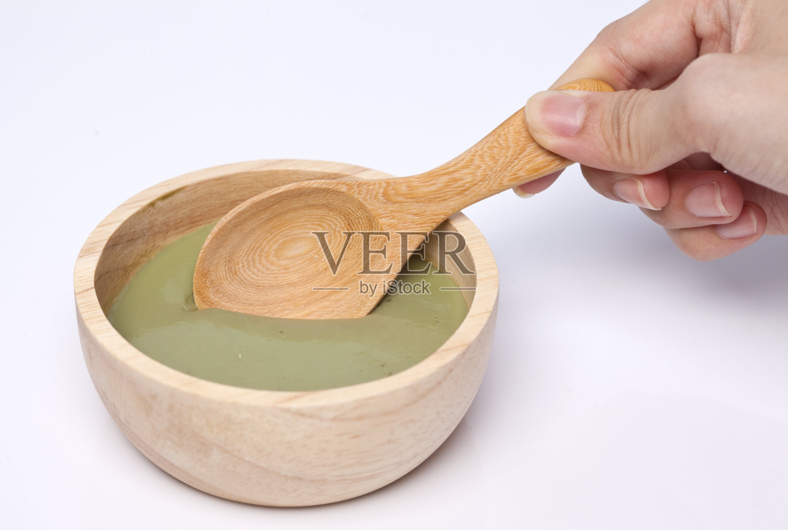 日本绿茶布丁在木碗和勺子照片摄影图片