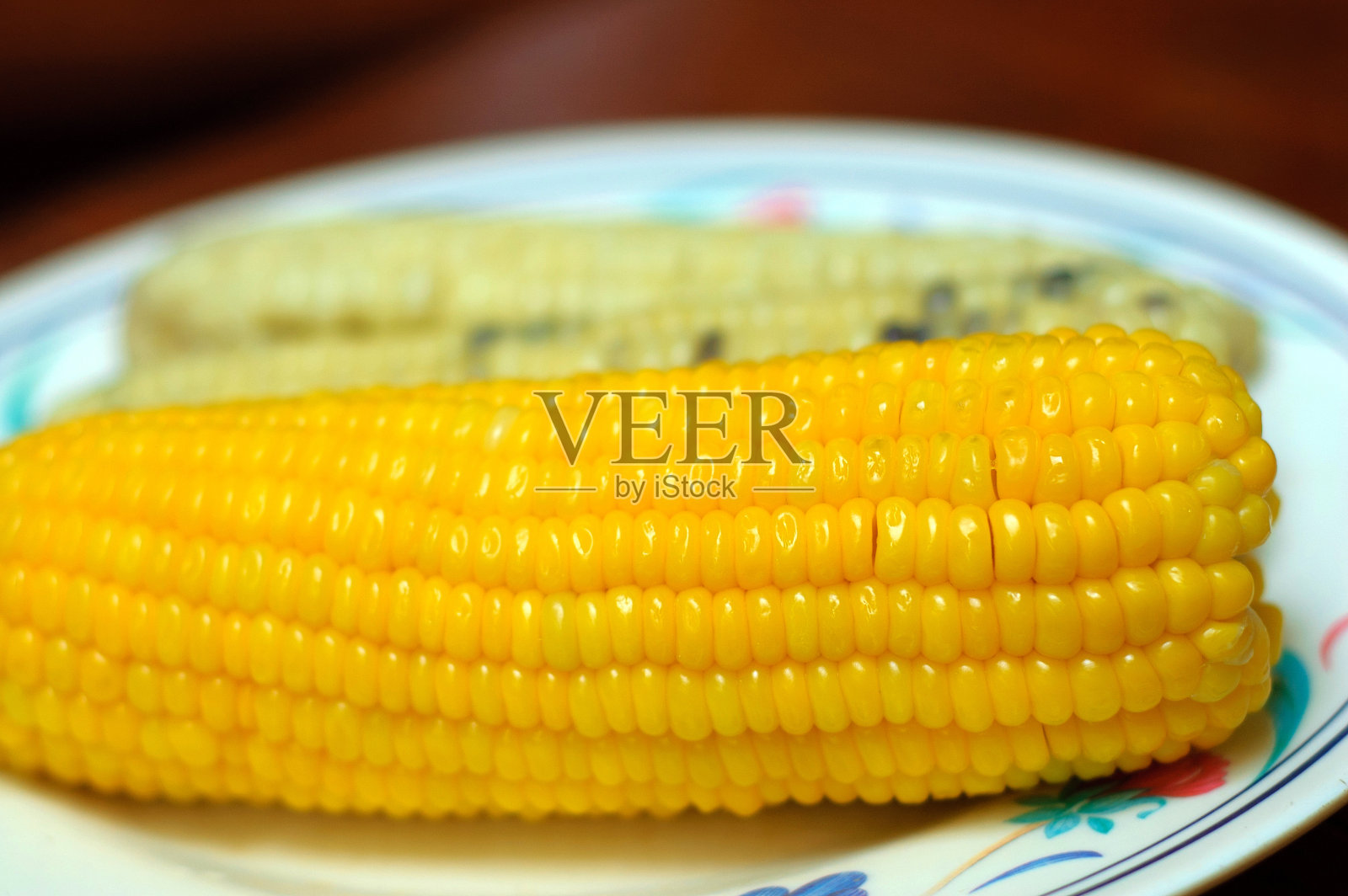 碗里的黄色玉米。照片摄影图片