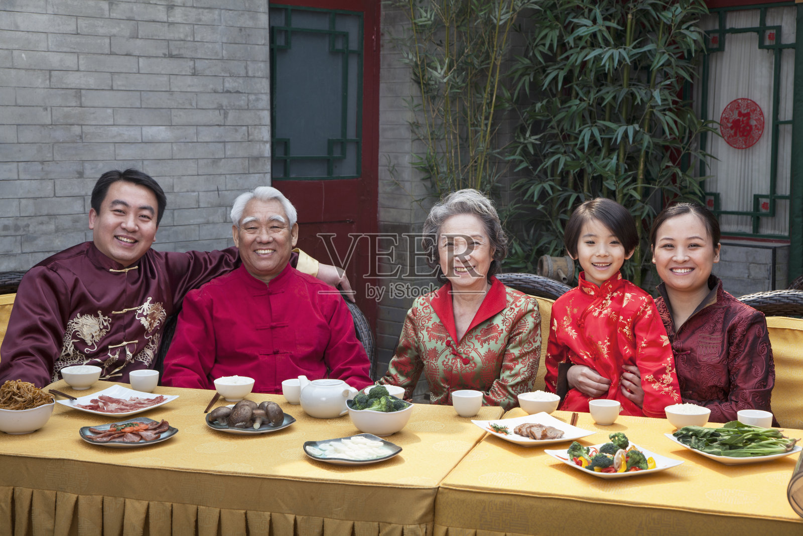 一家人穿着中国传统服装吃饭的照片照片摄影图片