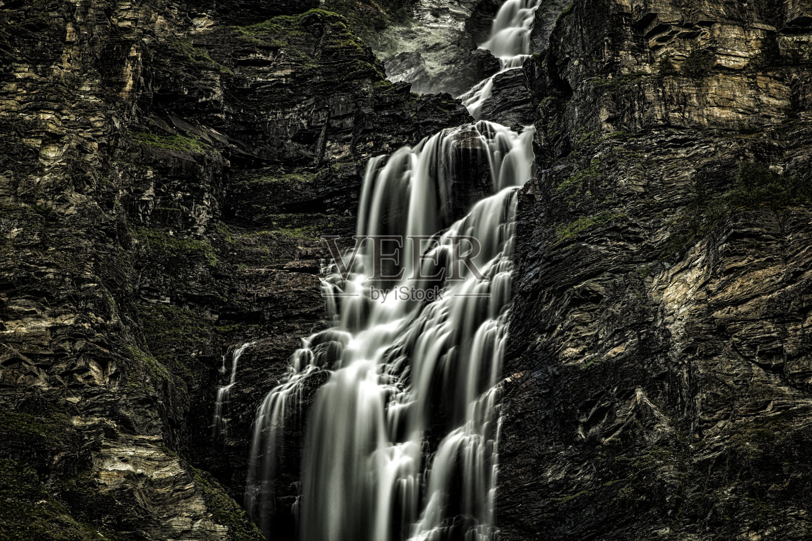 挪威北部的暗水瀑布照片摄影图片