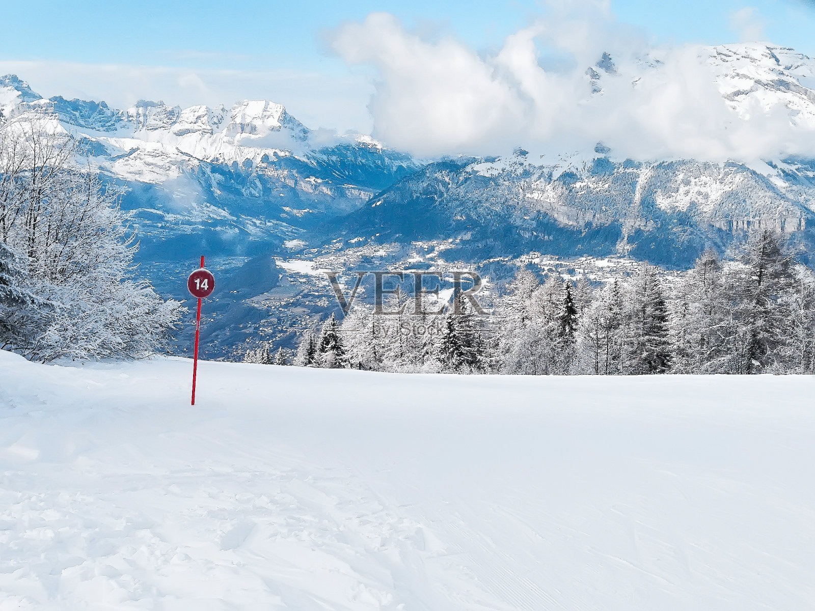 法国阿尔卑斯山夏蒙尼冬季度假胜地的滑雪场照片摄影图片