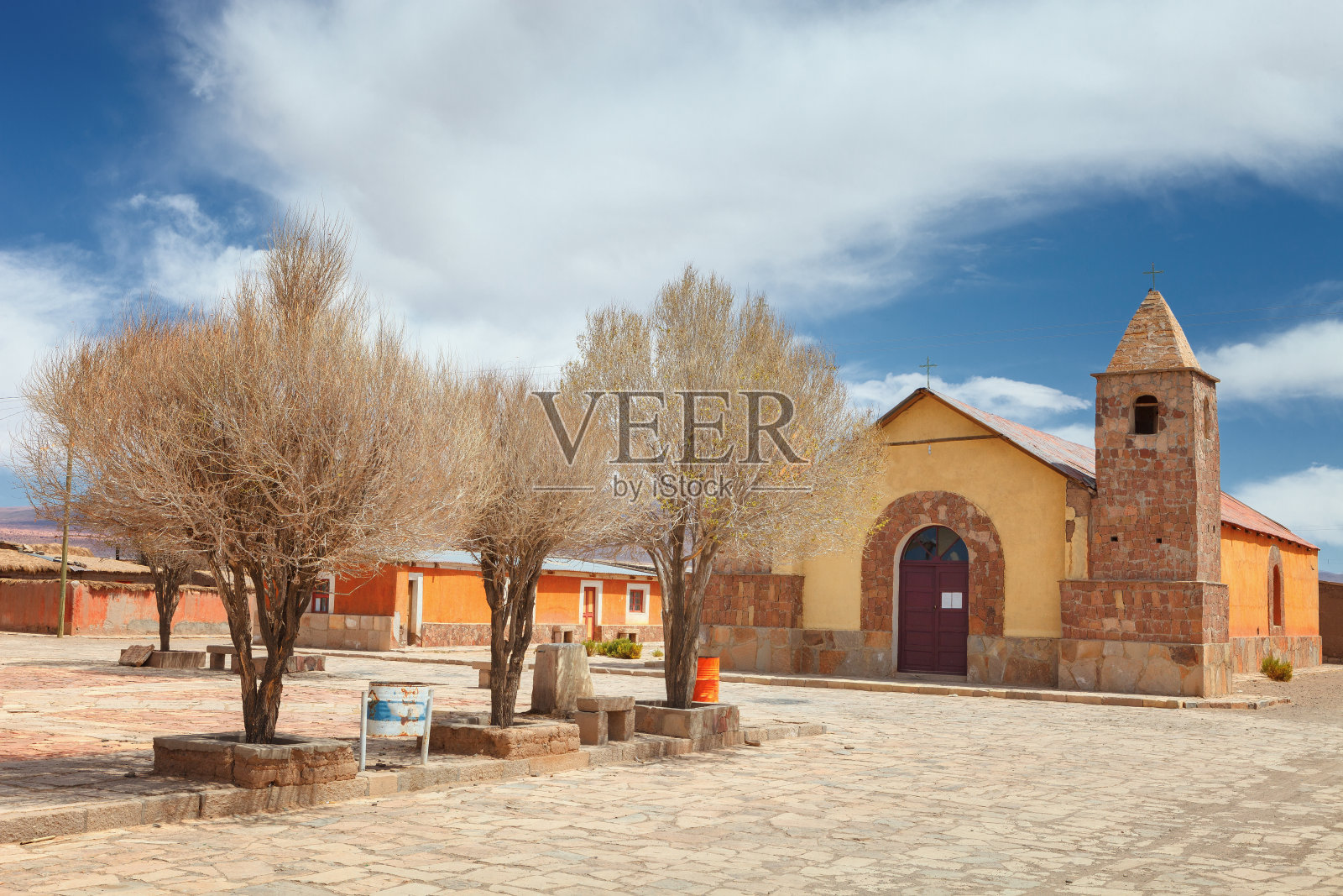 玻利维亚利佩兹省北部Villa Alota的神圣慈悲教堂照片摄影图片