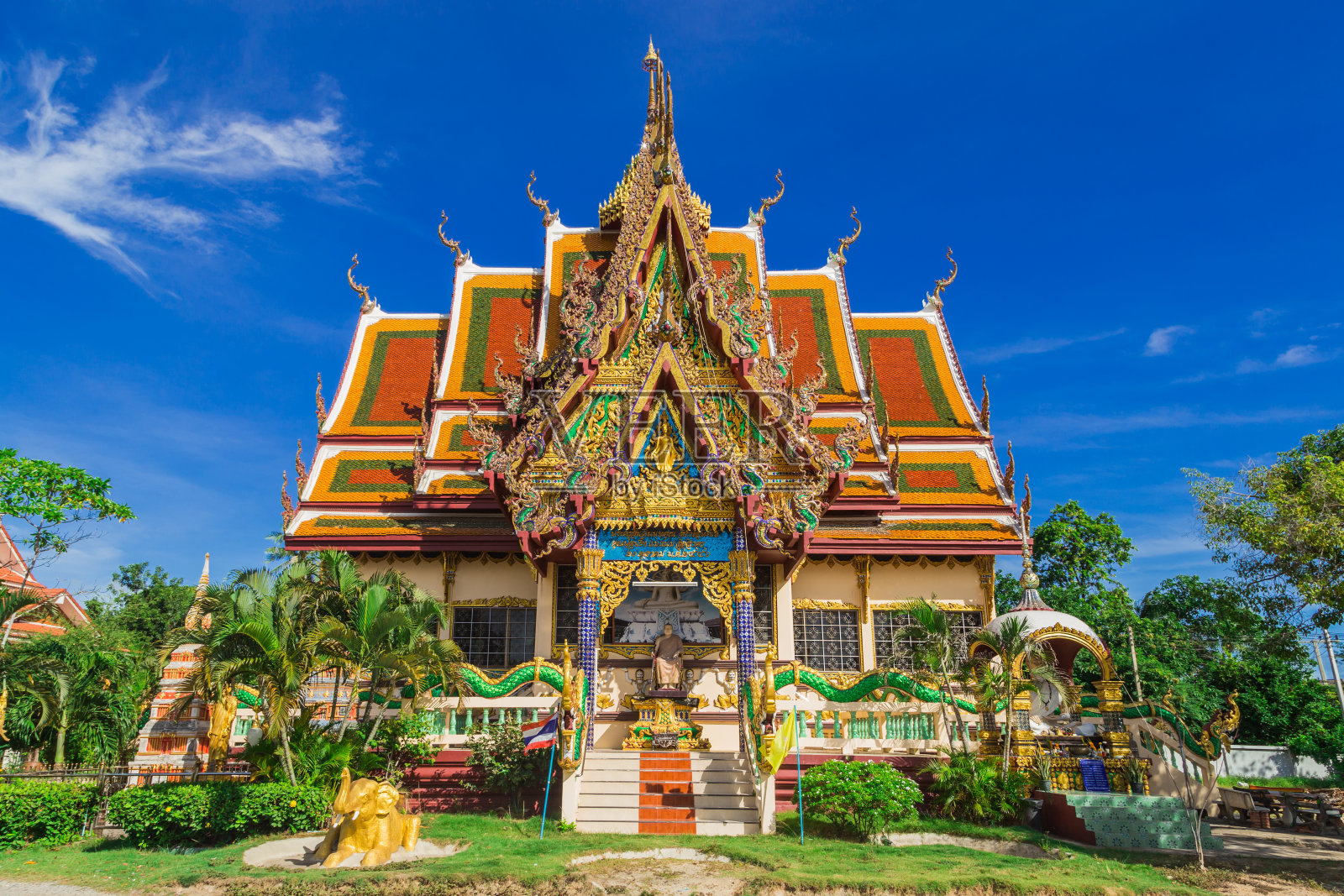 白莲寺。寒,泰国地标。佛塔风景。寺庙建筑群Wat Phra Yai。东方建筑。景观背景照片摄影图片