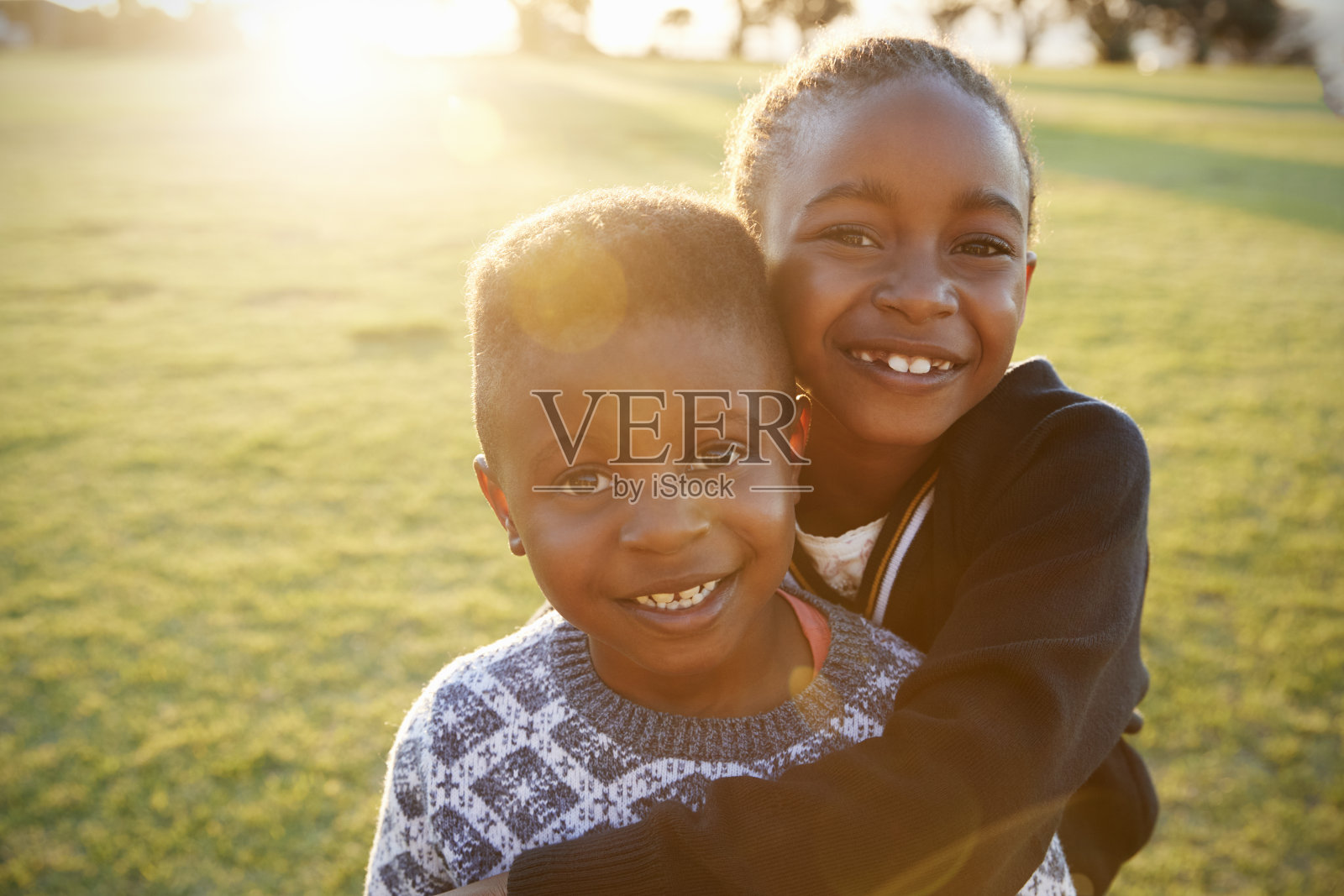 非洲小学男孩和女孩在户外拥抱照片摄影图片