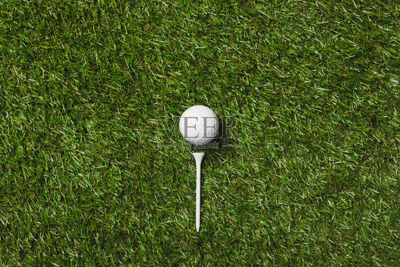 草地上的高尔夫球和球座俯视图照片摄影图片
