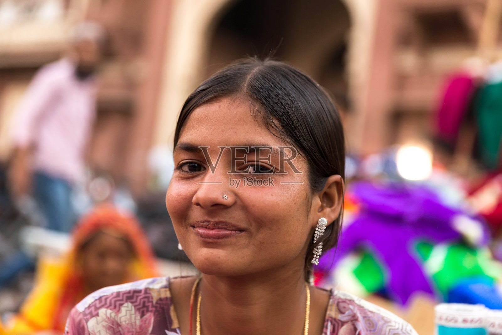 印度乌代普尔市集上的印度小女孩照片摄影图片