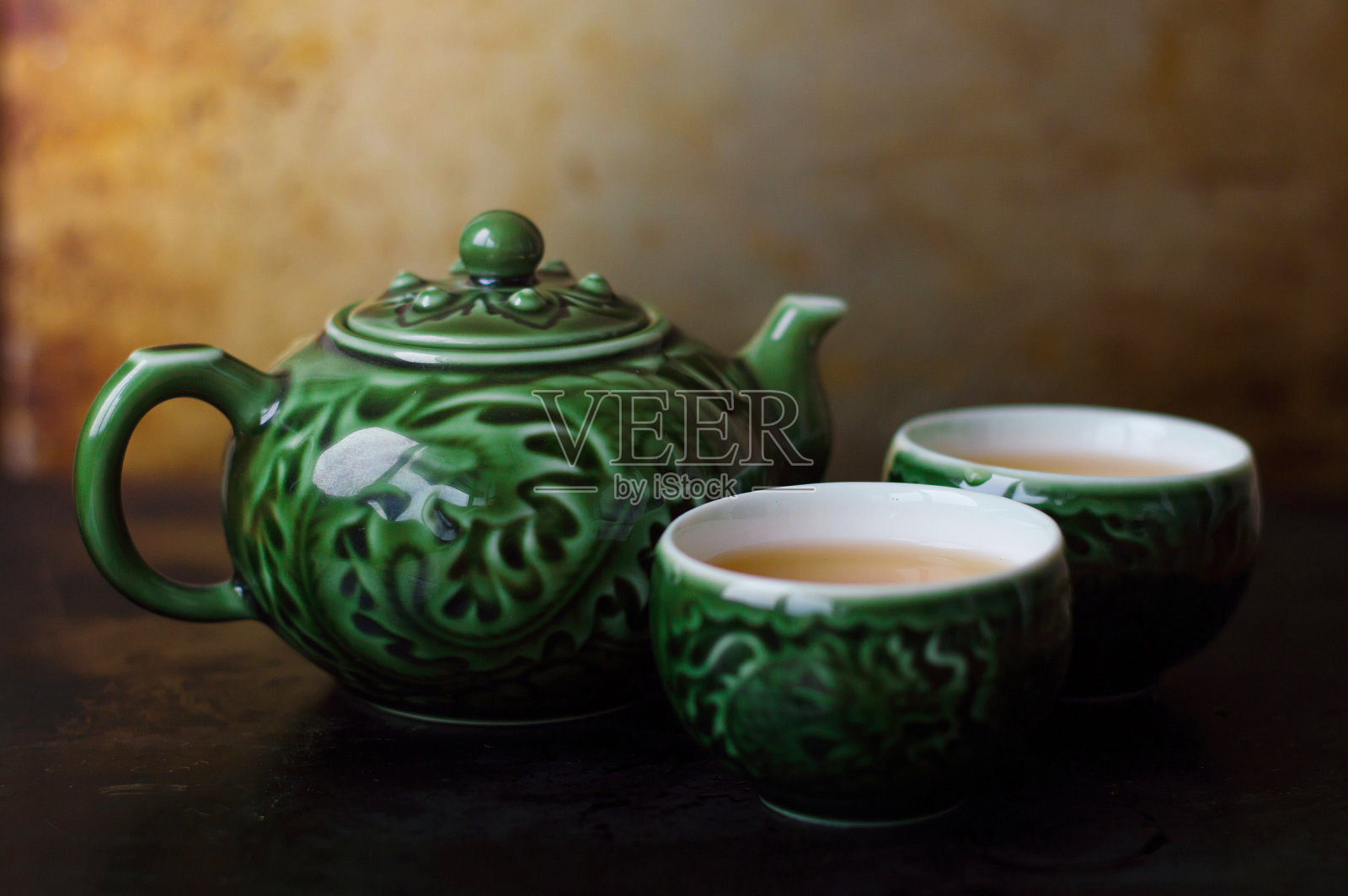 中国瓷器:两个小茶碗和一个茶壶照片摄影图片