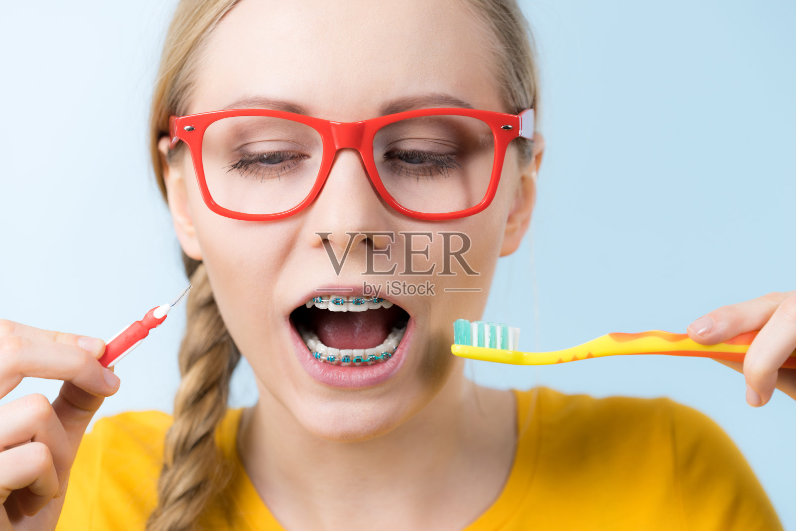 女人微笑着用牙套清洁牙齿照片摄影图片