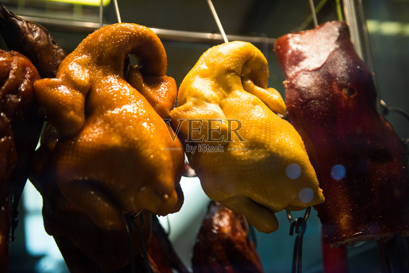 橱窗里陈列着烤鸭、鸡肉、猪肉，香港照片摄影图片