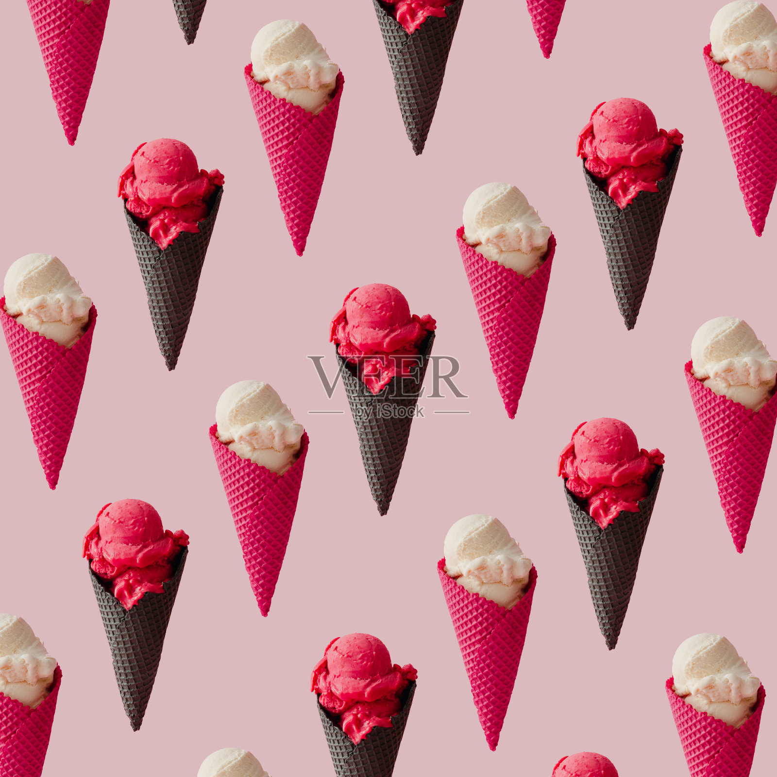 色彩鲜艳的冰淇淋图案在粉红色柔和的背景。夏天创意概念。照片摄影图片