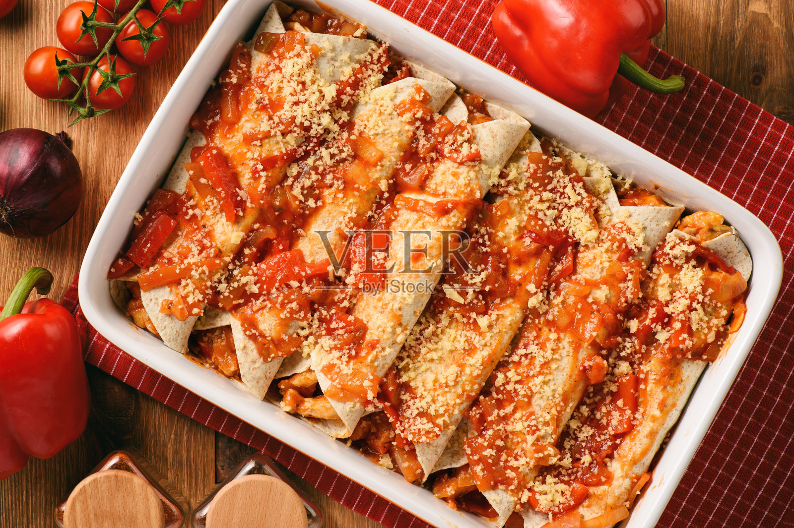 墨西哥玉米卷饼——墨西哥食物，玉米粉圆饼加鸡肉，奶酪和西红柿。照片摄影图片