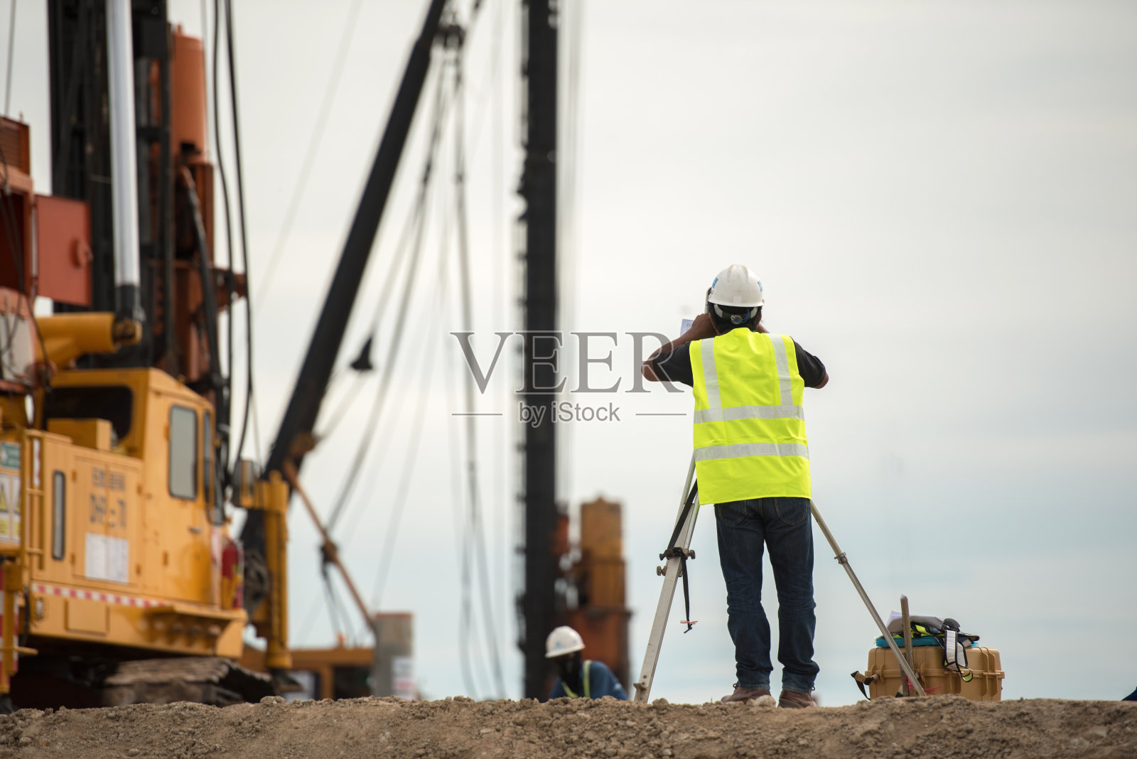 施工现场测量工程师利用经纬仪标出混凝土桩的坐标照片摄影图片