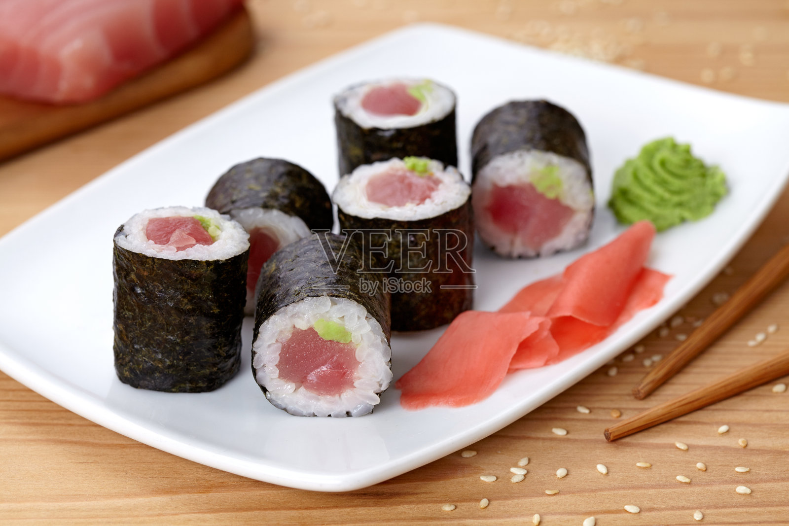 寿司卷配金枪鱼、芥末、生姜和海苔照片摄影图片