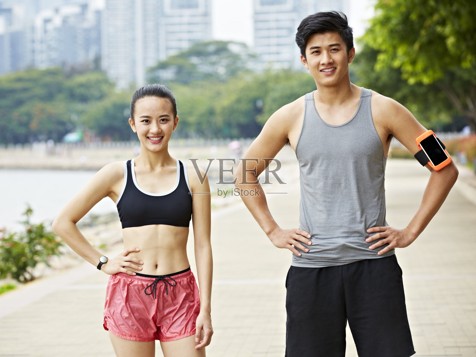 年轻的亚洲夫妇在户外锻炼照片摄影图片