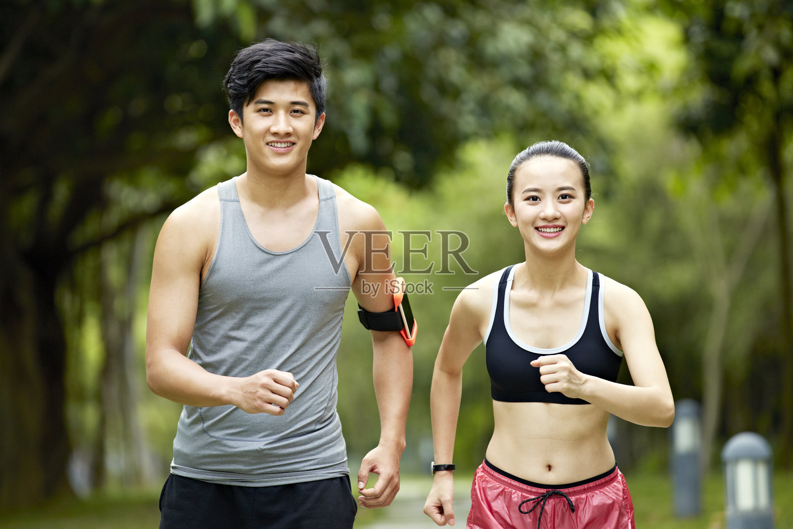 年轻的亚洲夫妇在户外跑步照片摄影图片