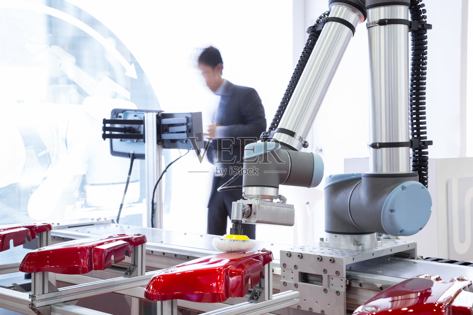 在生产线工厂对汽车零件进行自动化机械臂抛光照片摄影图片