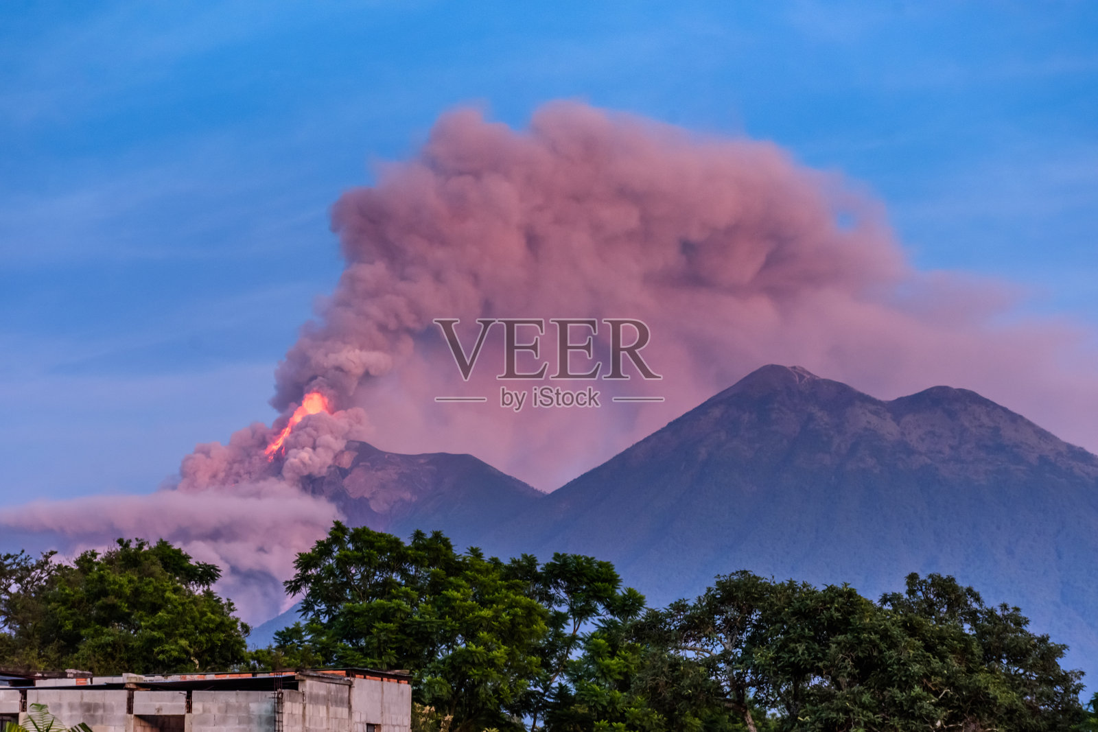 危地马拉的富埃戈火山喷发照片摄影图片