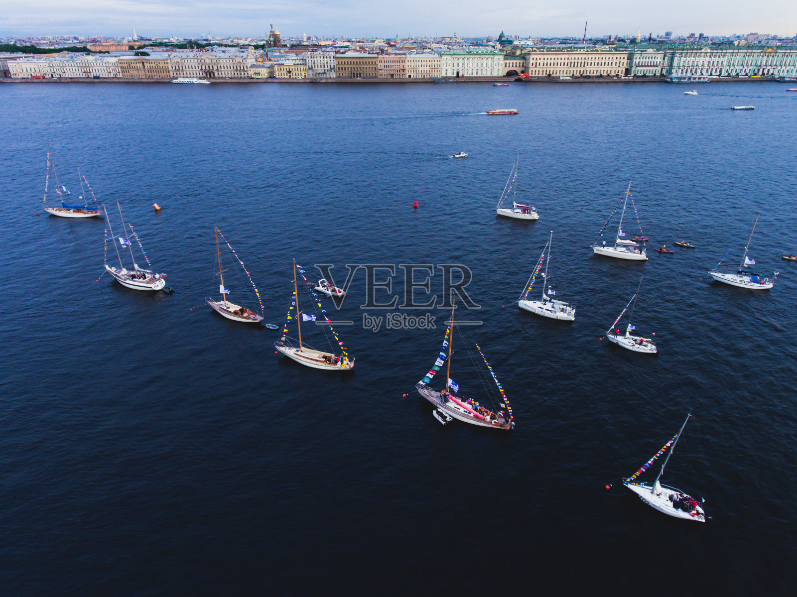 航拍的海湾与浮动的帆船舰队在游艇赛赛期间，游艇的概念在码头照片摄影图片
