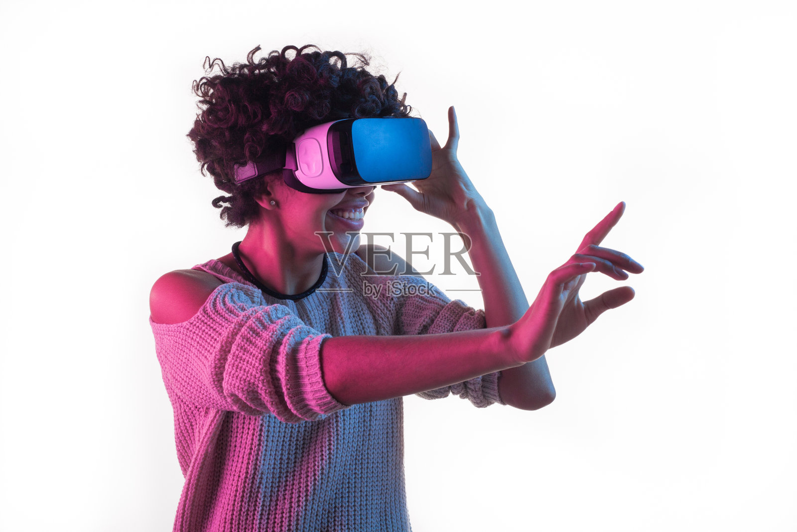 女人调整VR耳机和触摸空气照片摄影图片