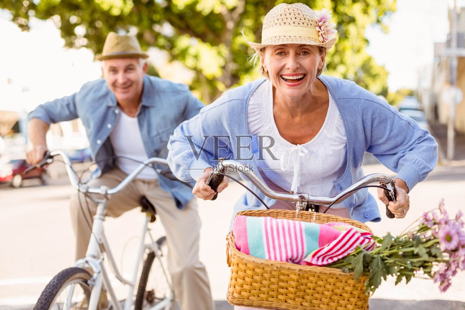 一对快乐的成熟夫妇在城市里骑自行车照片摄影图片