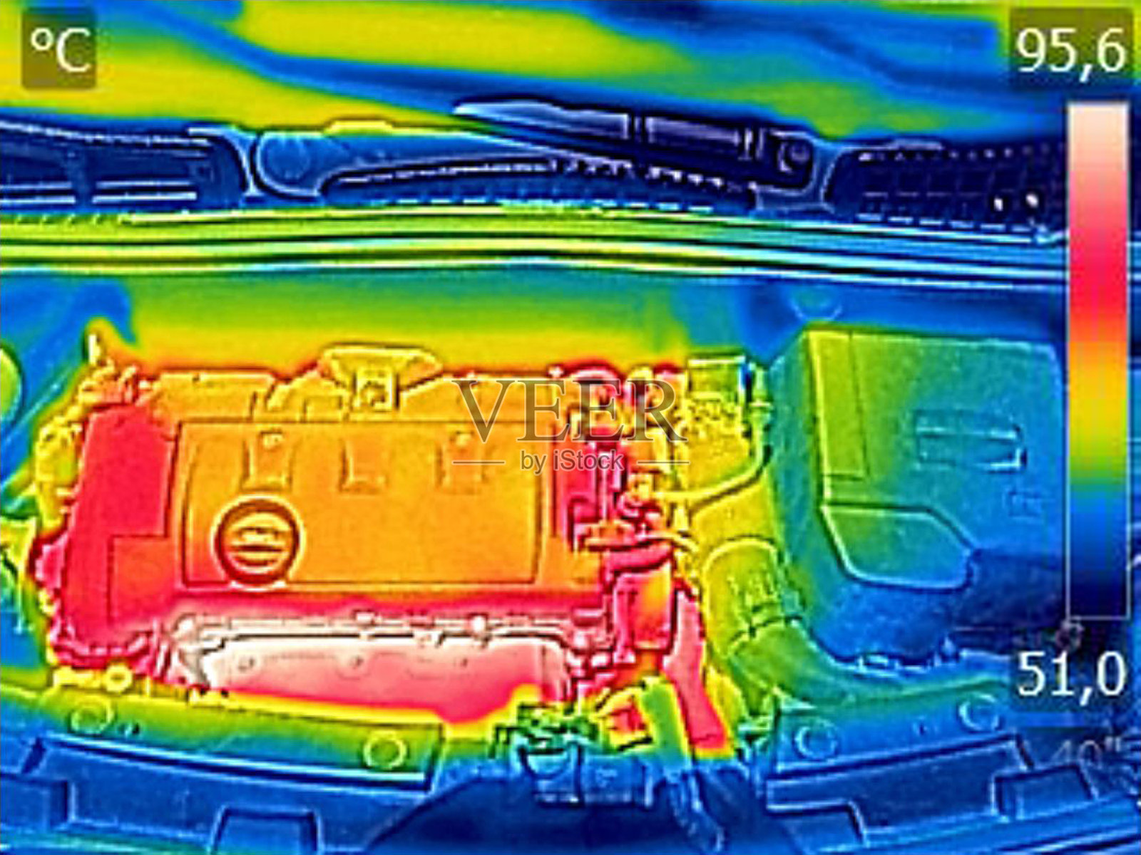 红外热视觉图像显示汽车引擎后驾驶照片摄影图片