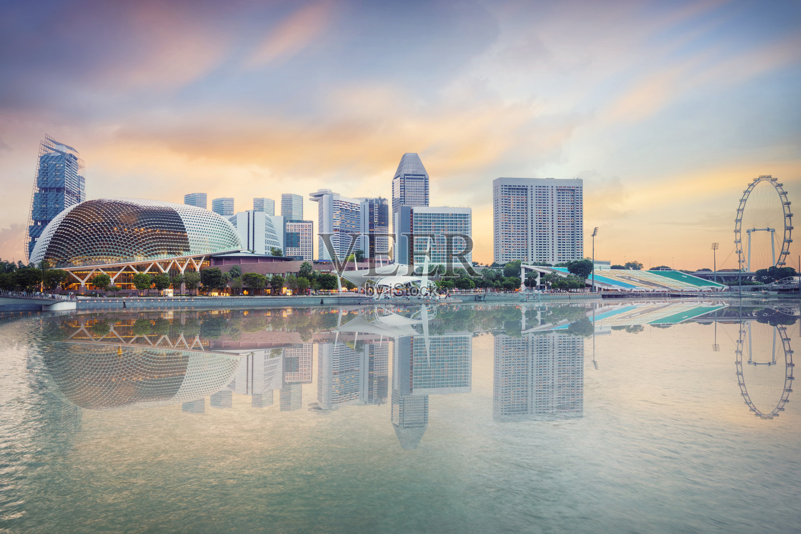 黄昏时新加坡市中心的天际线照片摄影图片