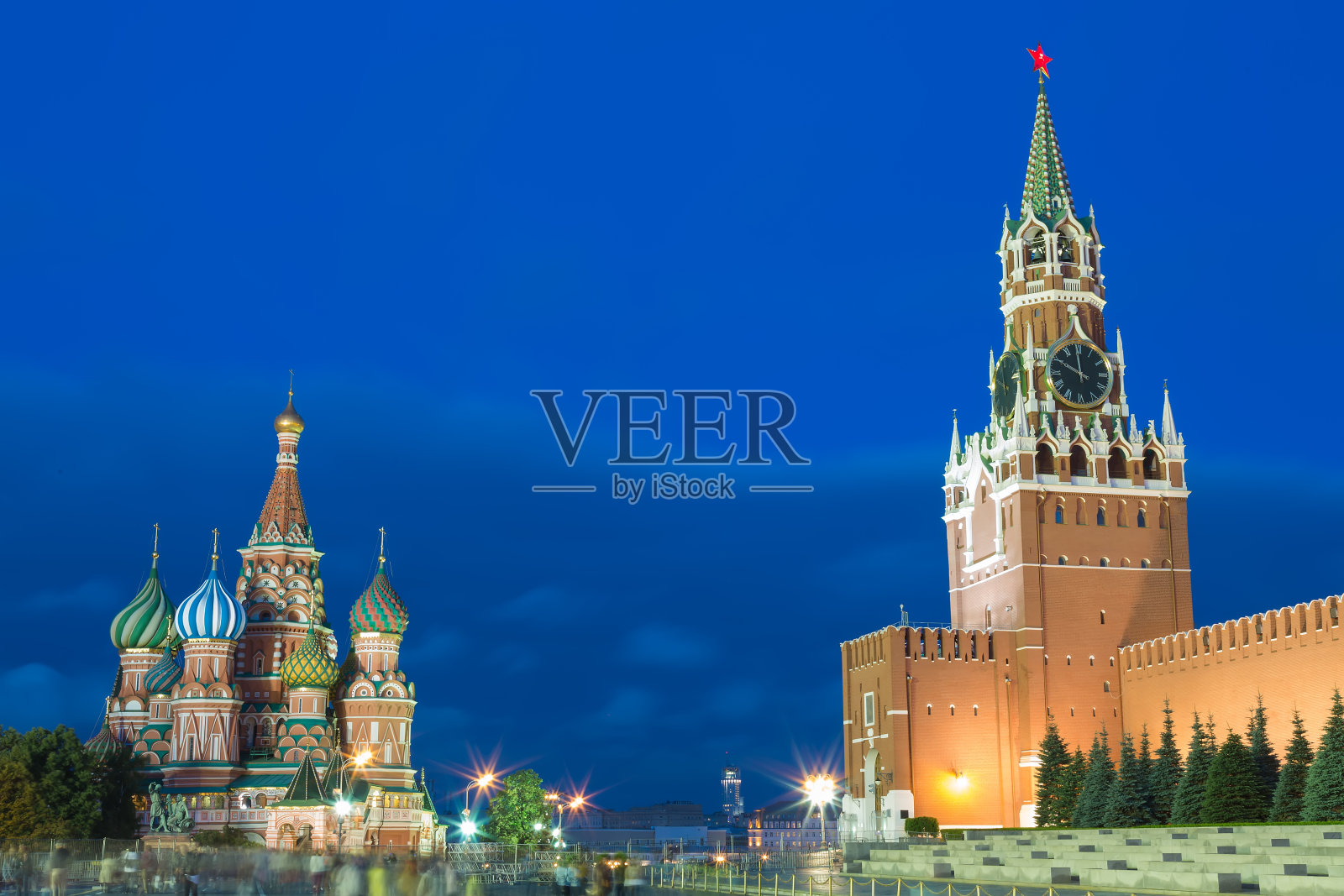 莫斯科红场的圣巴西尔大教堂和克里姆林宫塔的蓝色小时日落景观。世界著名的俄罗斯莫斯科地标。旅游及旅游概念照片摄影图片