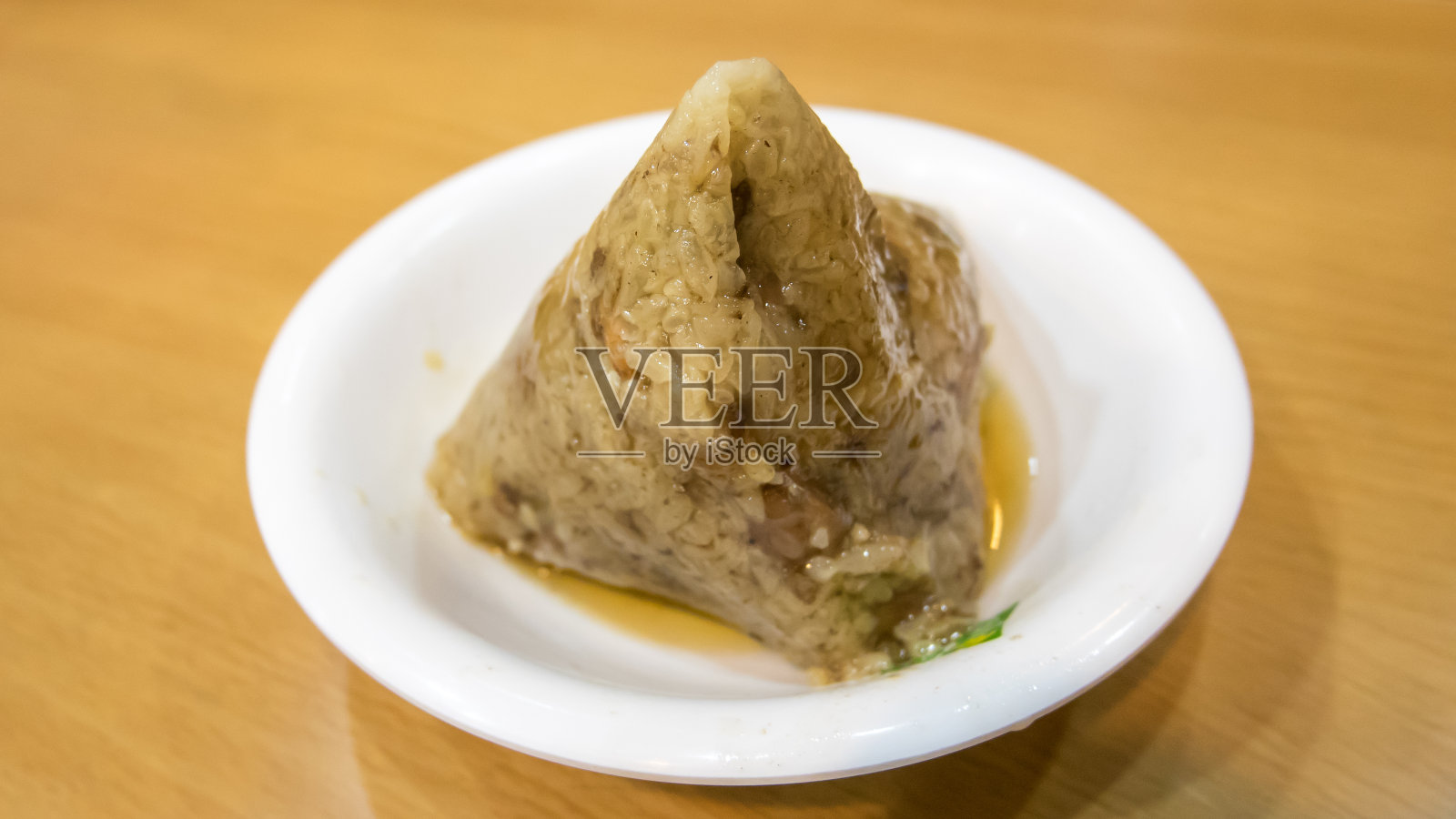 中国的粽子(粽子)放在小白盘子里。照片摄影图片