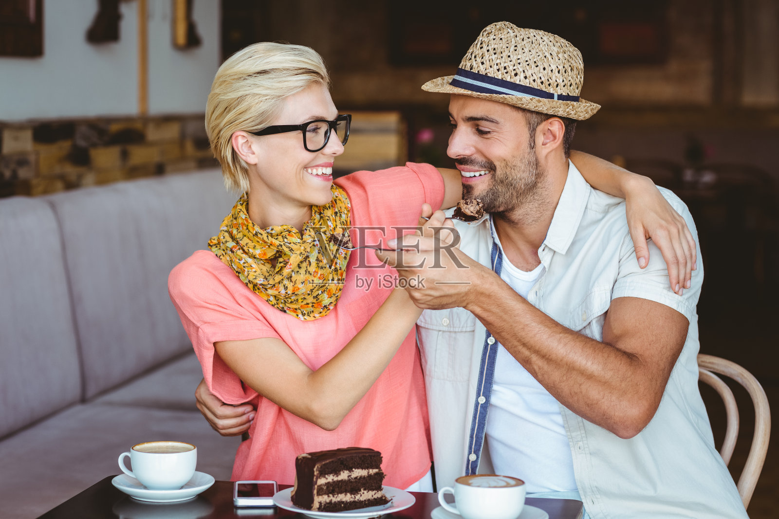 一对可爱的情侣在约会时给对方食物照片摄影图片