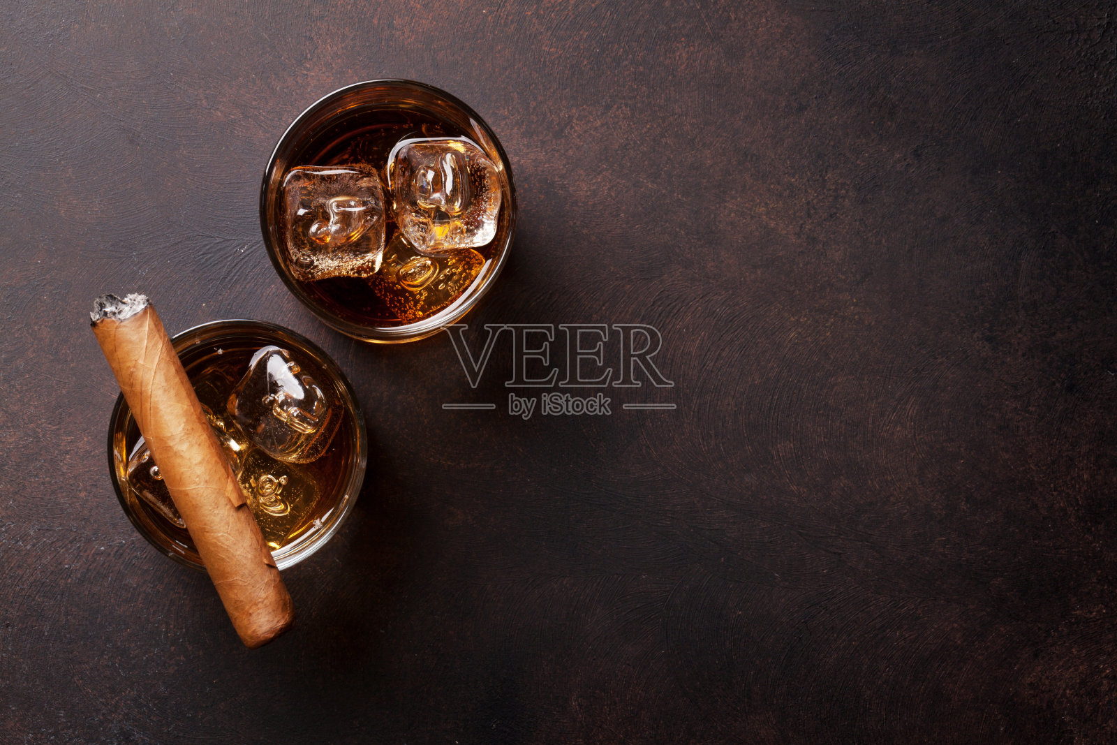 威士忌加冰和雪茄照片摄影图片