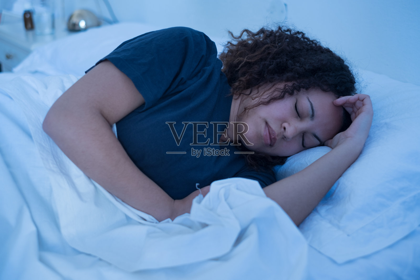 快乐美丽的年轻黑人妇女躺在床上睡觉照片摄影图片_ID:304799959-Veer图库