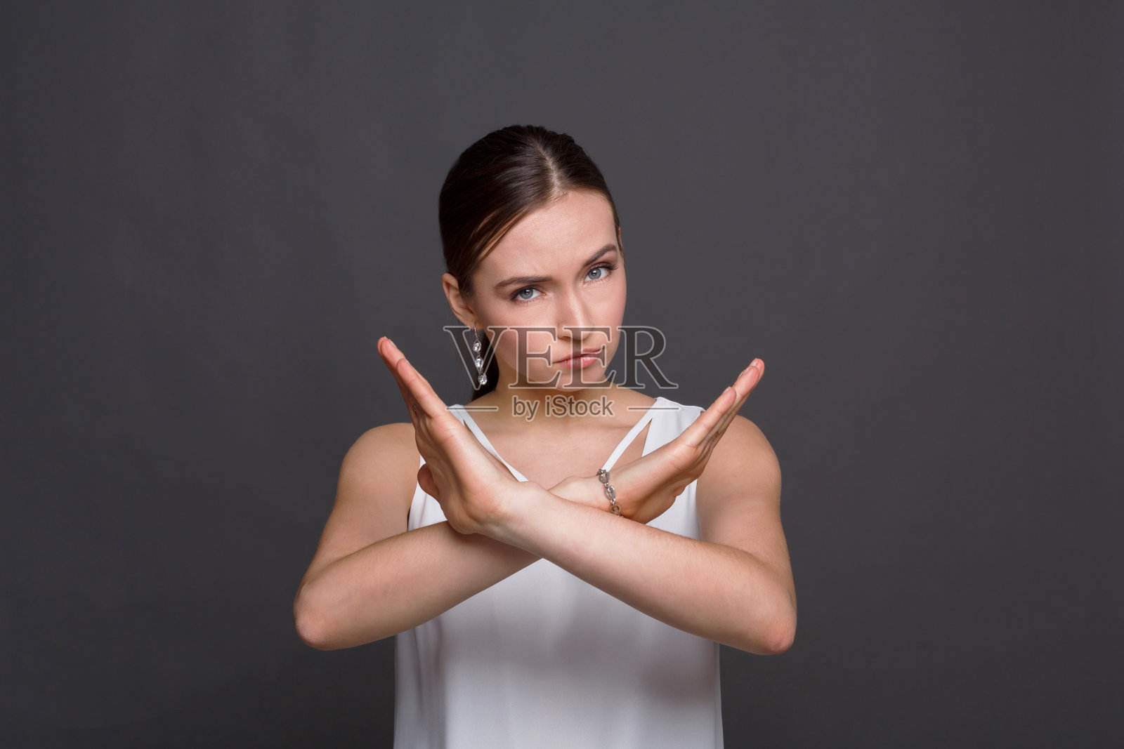 女人双手交叉做停车标志照片摄影图片