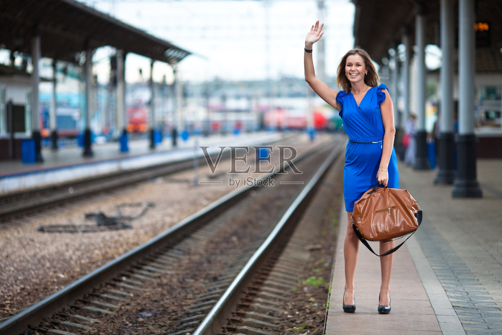 美女在火车站站台候车照片摄影图片