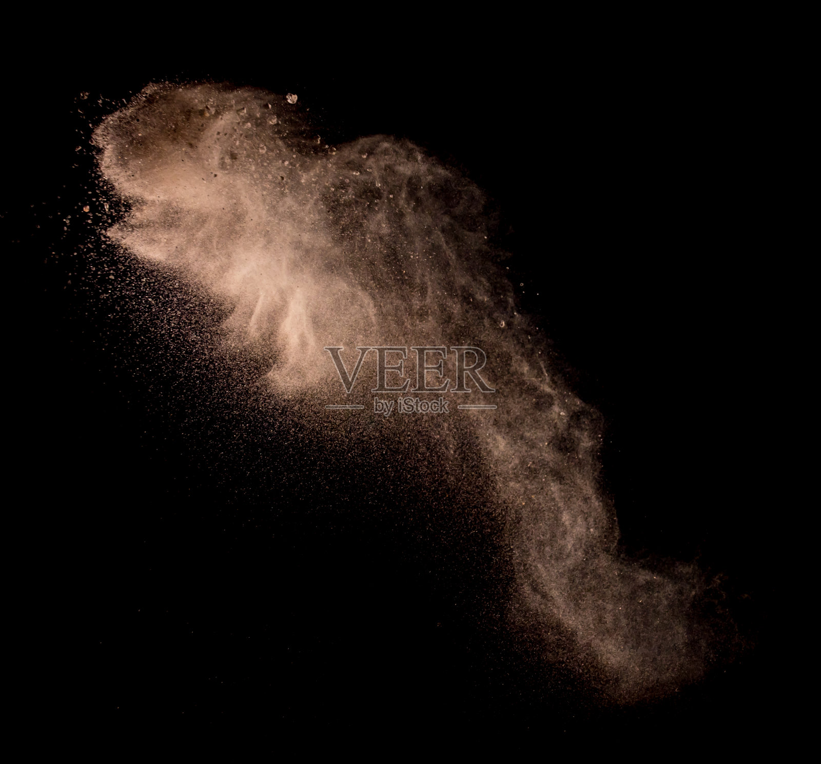 在黑暗的背景上孤立的沙爆炸，抽象的沙云，动态模糊照片摄影图片