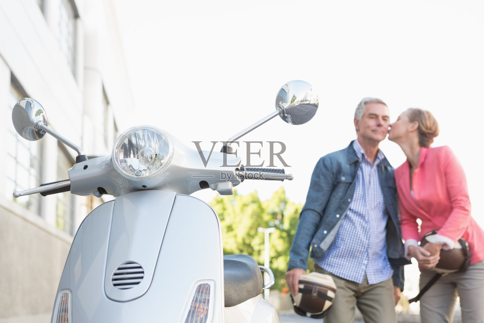 快乐的老年夫妇与他们的摩托车摆姿势照片摄影图片