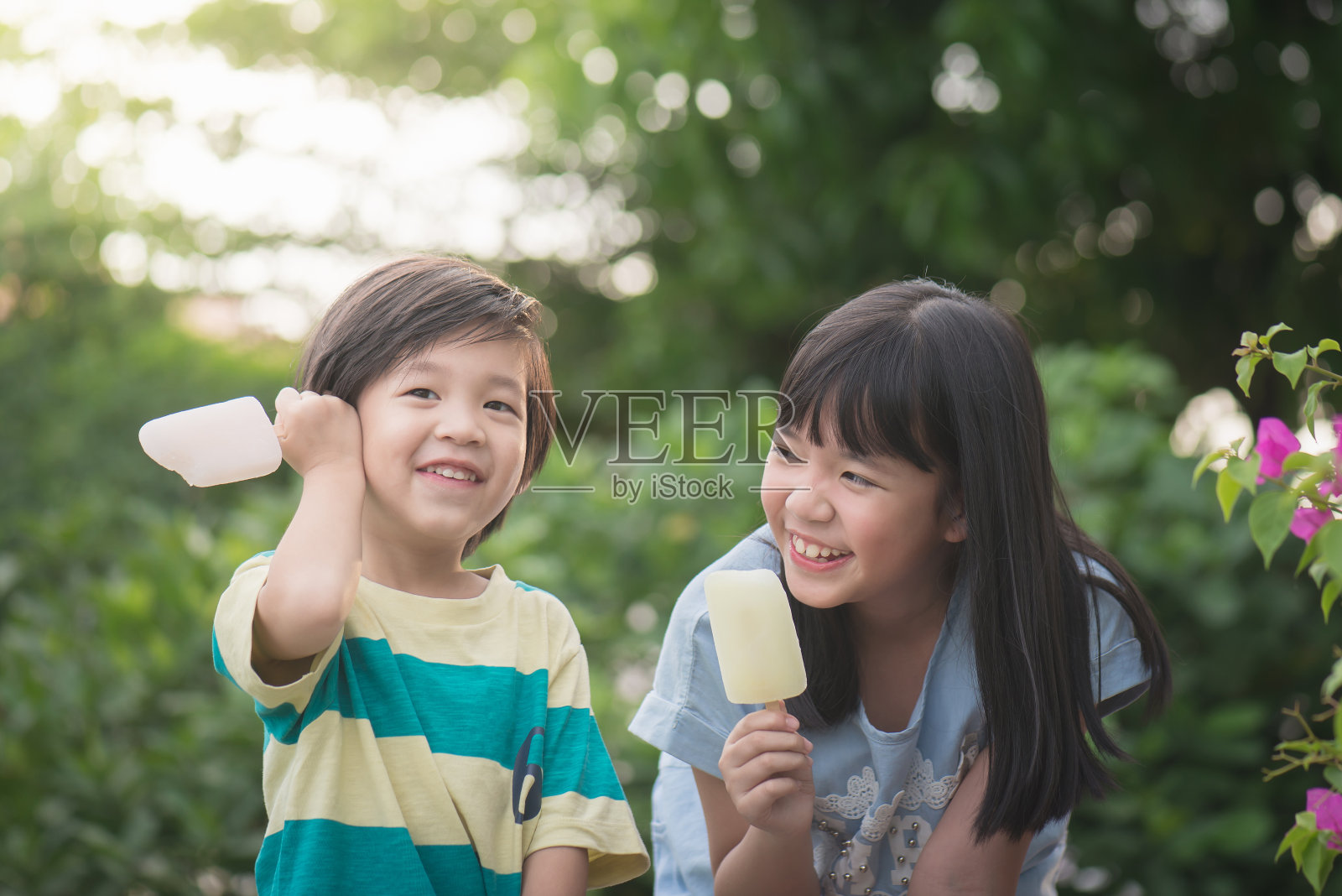 可爱的亚洲小孩在户外吃冰淇淋照片摄影图片