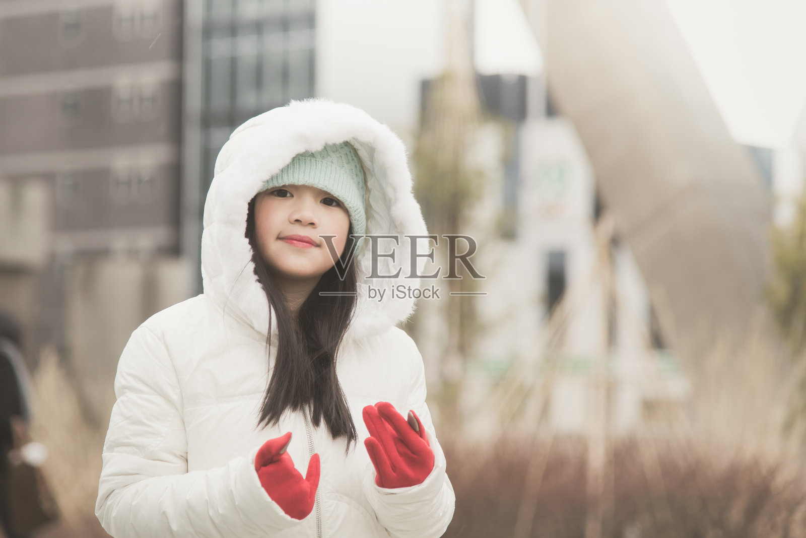 亚洲女孩在雪天享受雪照片摄影图片