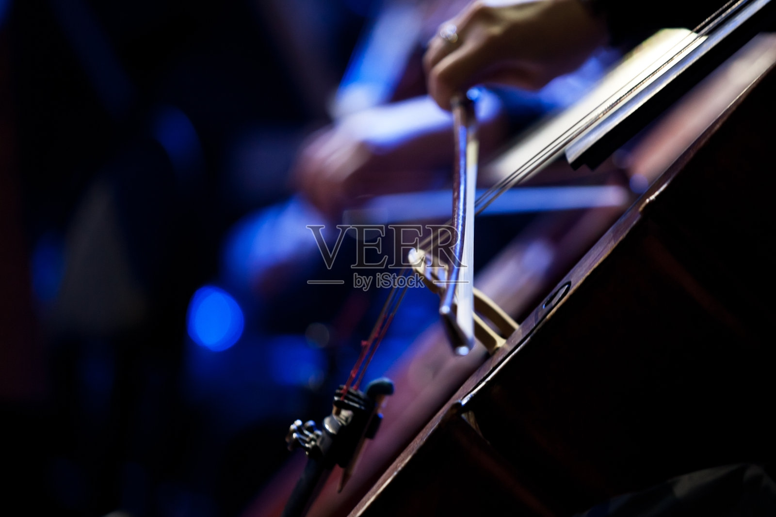 大提琴上的弓照片摄影图片