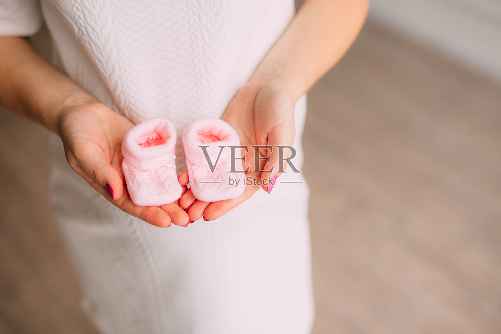 孕妇手中的婴儿鞋照片摄影图片