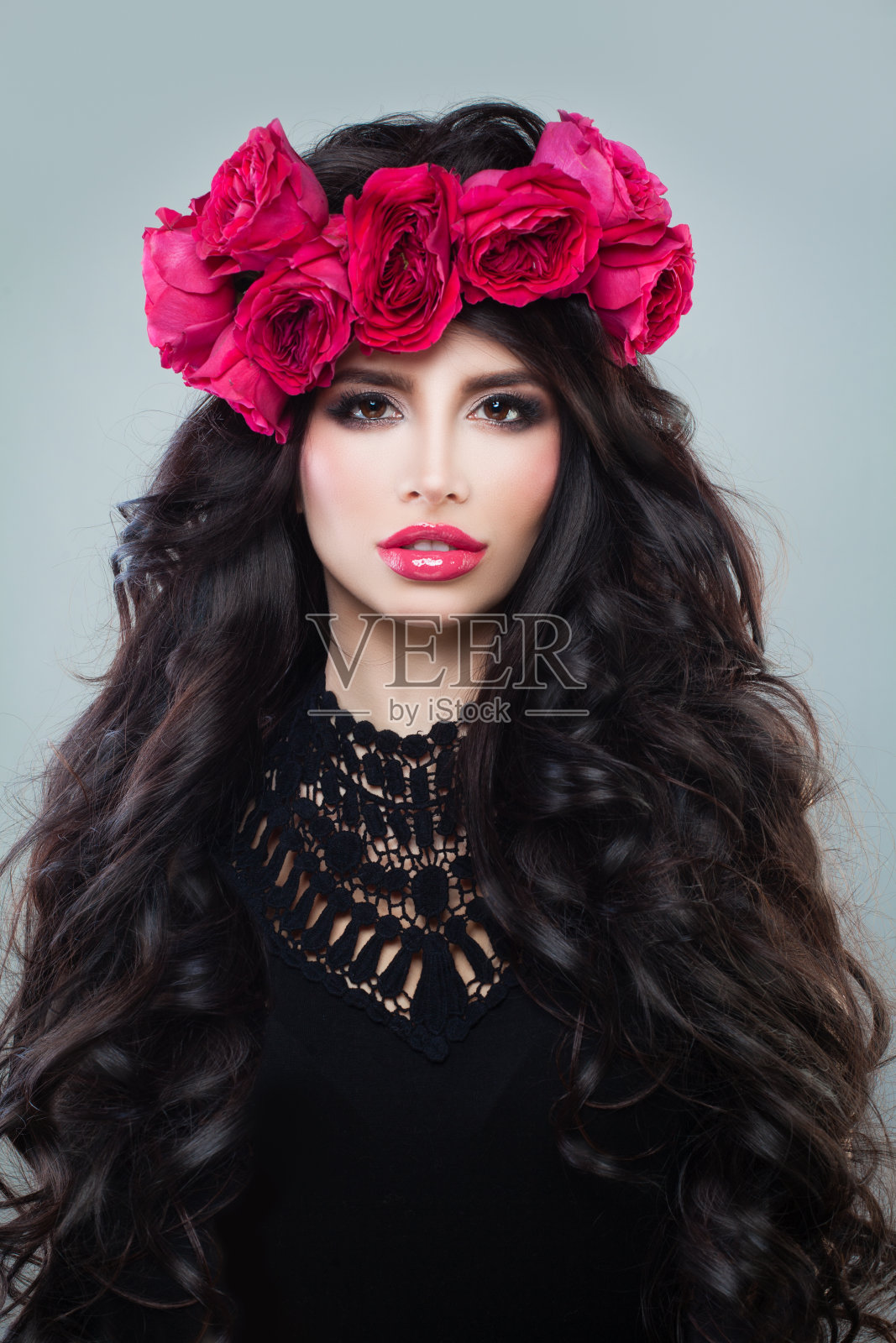 时尚模特女人与长健康的头发戴夏天玫瑰花环照片摄影图片