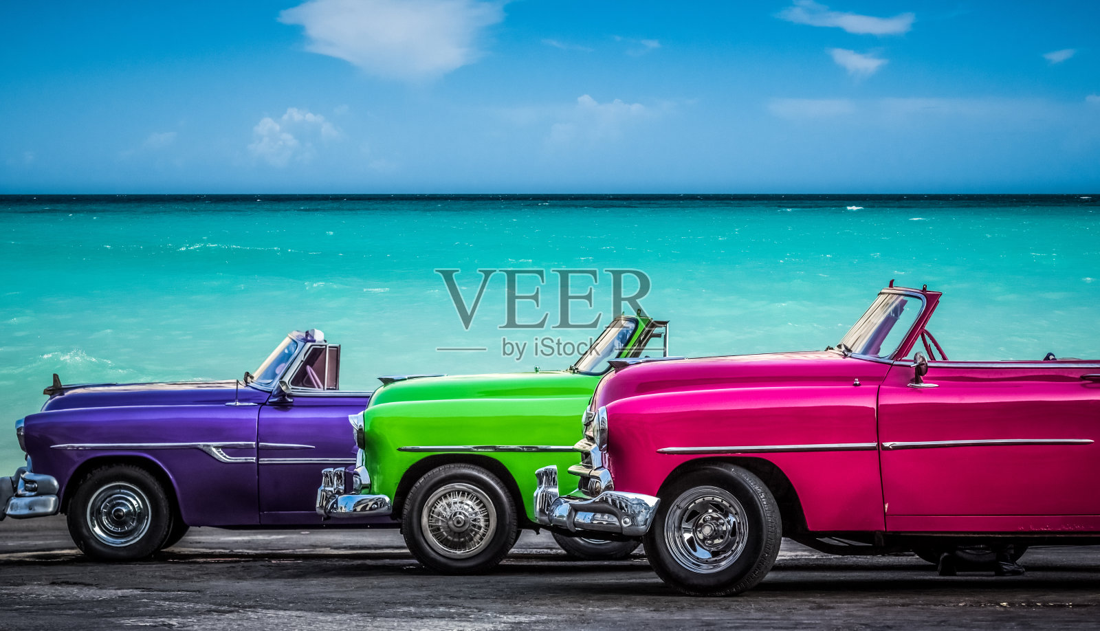 三辆色彩鲜艳的经典敞篷车停在古巴哈瓦那的马雷孔河上的加勒比海前插画图片素材