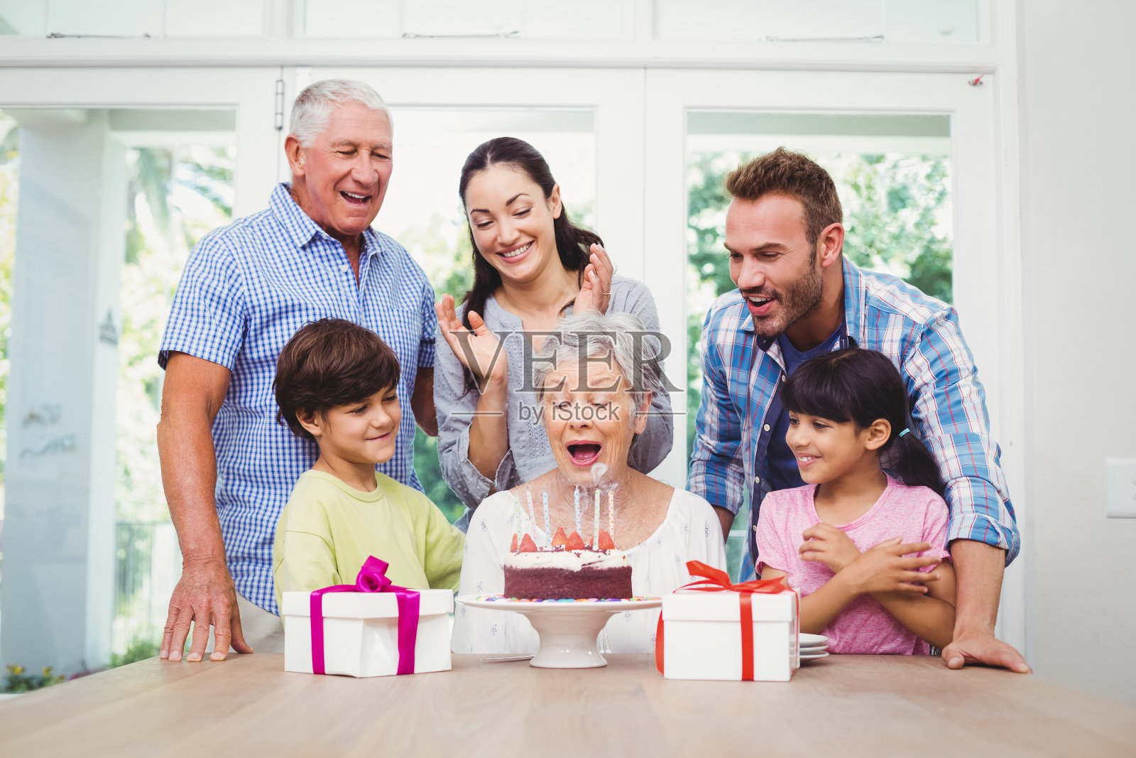 微笑的家人在奶奶的生日聚会照片摄影图片